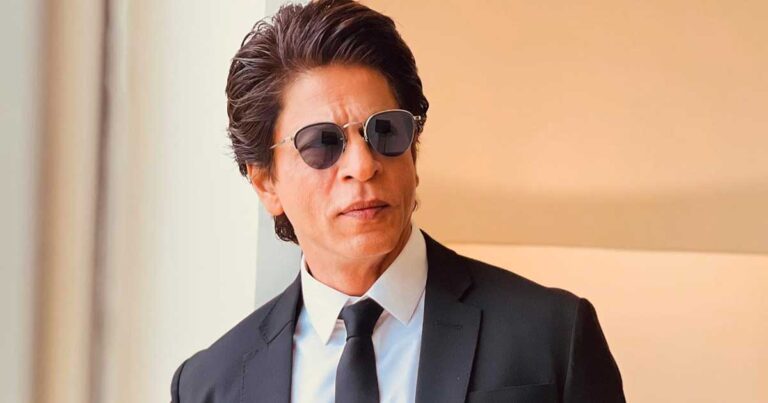 shah-rukh-khan-makes-a-grand-pathaan-entry-in-his-10-crore-worth-rolls-royce-cullinan-at-the-airport-netizens-go-gaga-over-his-swag-see-video-001